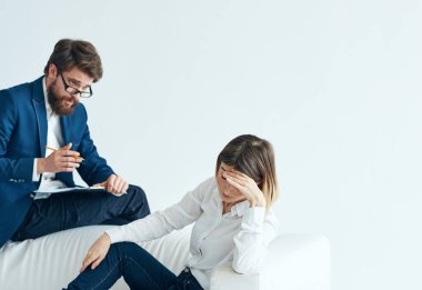 Takım elbiseli adam, kadın iş adamlarının yanında duygularını paylaşan bir ekip.