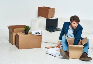 İşadamı eşyalarını paketlemekten azlediliyor.