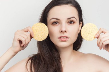 Diri esmer, çıplak omuzlu, hijyen, cilt temizliği, yakın plan.