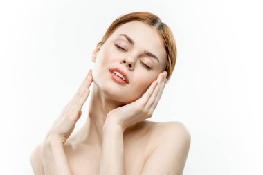 El ele tutuşan bir kadın cazibeli, seksi, kapalı gözler.