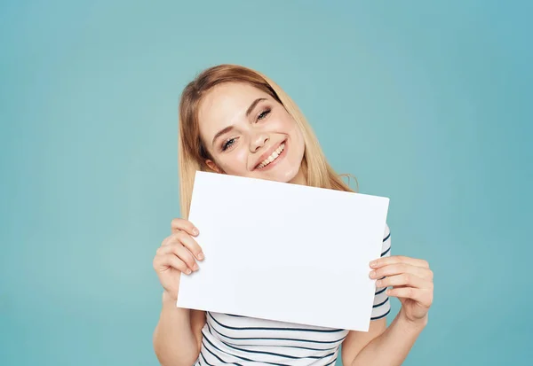 Femme heureuse avec feuille blanche de papier sur fond bleu émotions modèle bannière publicité — Photo