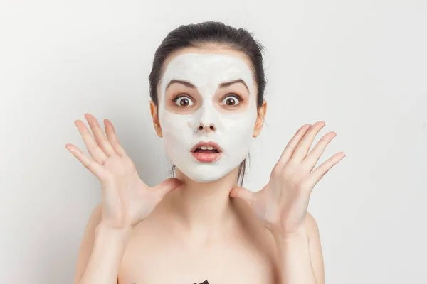 Mujer bonita con cepillo de hombros desnudos en el cuidado de la piel de la mano aplicando maquillaje —  Fotos de Stock
