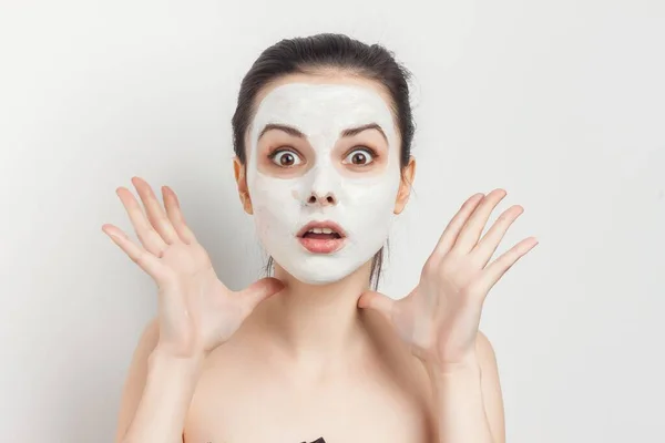 Mooie vrouw met blote schouders borstel in de hand huidverzorging aanbrengen van make-up — Stockfoto