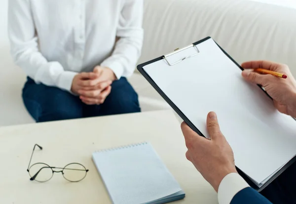 Mannelijke psycholoog met documenten en vrouw binnen — Stockfoto