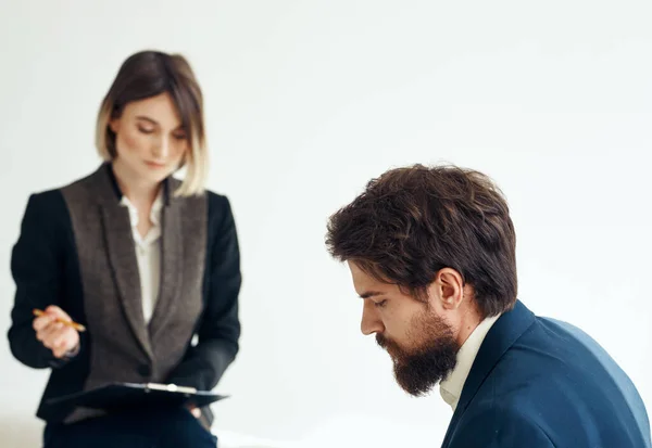 Donna e uomo in giacca su sfondo chiaro colloquio di lavoro — Foto Stock