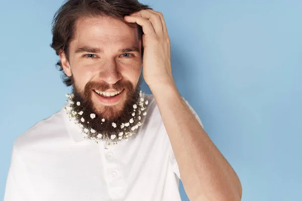 Homem agradável em uma camiseta branca flores em uma barba emoções — Fotografia de Stock