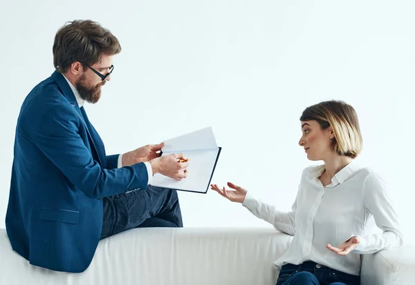 Affari uomo e donna funzionari colleghi di lavoro messaggio ufficio — Foto Stock