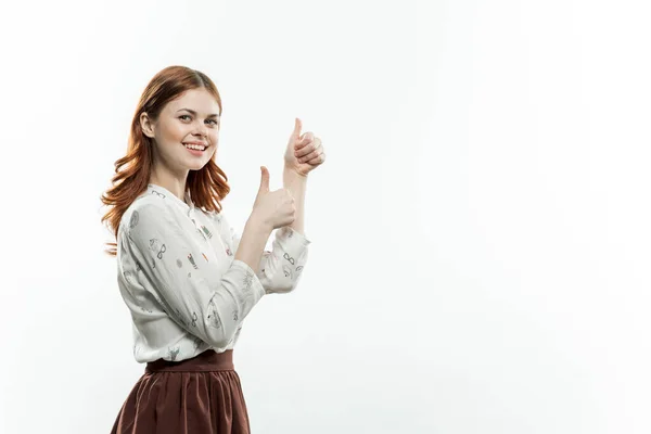 Mulher bonita gesticulando com as mãos estilo elegante estúdio de fundo luz — Fotografia de Stock