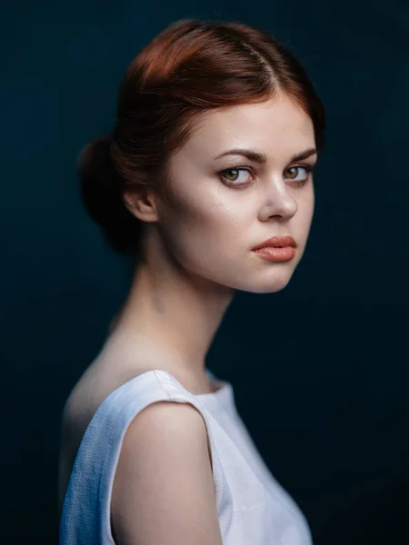 Mulher bonita em vestido branco penteado fundo escuro modelo retrato — Fotografia de Stock