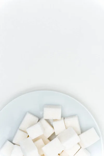Terrones de azúcar granulados en un plato dulces fondo claro — Foto de Stock
