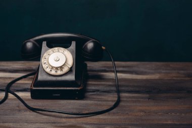 Masadaki siyah retro telefon antika denilen eski teknolojiye ait.