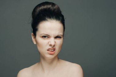 Egzersiz Çıplak Omuz Toplanmış Saç Hoşnutsuzluğu