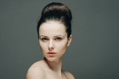 Çıplak omuzlu, çekici görünümlü, izole edilmiş bir arka plan.