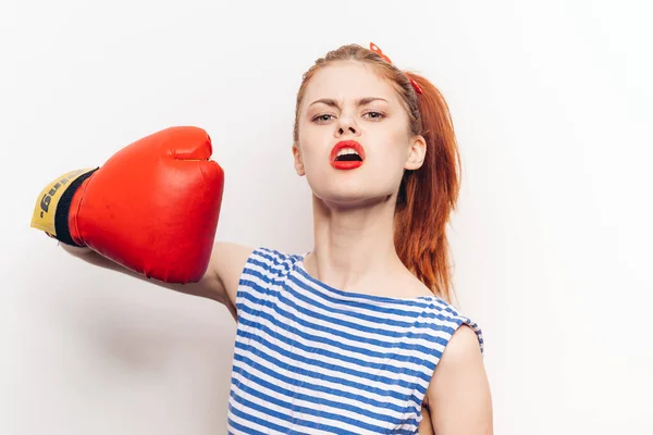 Femme en t-shirt rayé boxe gant entraînement style de vie — Photo