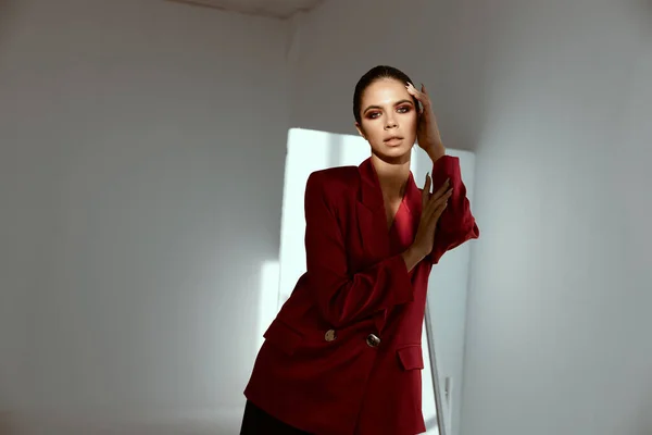 Retrato de mulher na moda em terno no fundo escuro modelo de jaqueta vermelha — Fotografia de Stock