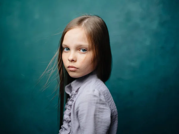 美しいです女の子上のターコイズ背景でA sundressクローズアップクリップビューモデルの肖像画 — ストック写真