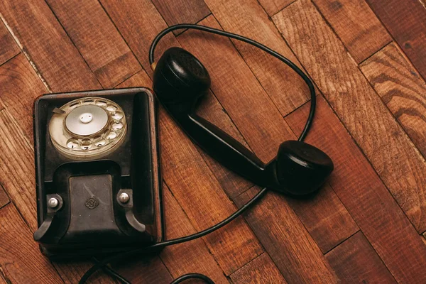 Черный ретро-телефон технологии связи винтажный классический стиль — стоковое фото