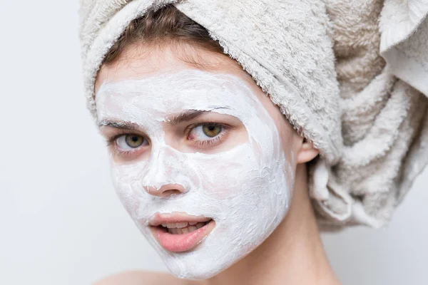 Krásná žena s bílou maskou proti černé tečky na tváři — Stock fotografie