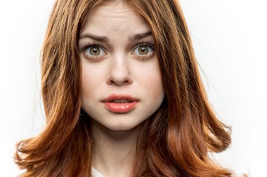 Kızıl saçlı, zarif bir kadın. Kozmetik modelini yakından çek.