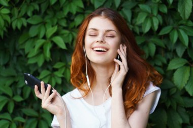 Kadın çimenlerin üzerinde uzanıyor. Park yeri, temiz hava.