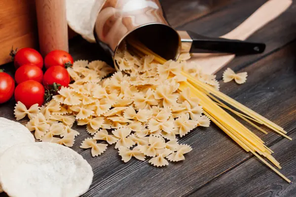 Pasta italiana pomodorini ingredienti per cucinare gli spaghetti — Foto Stock