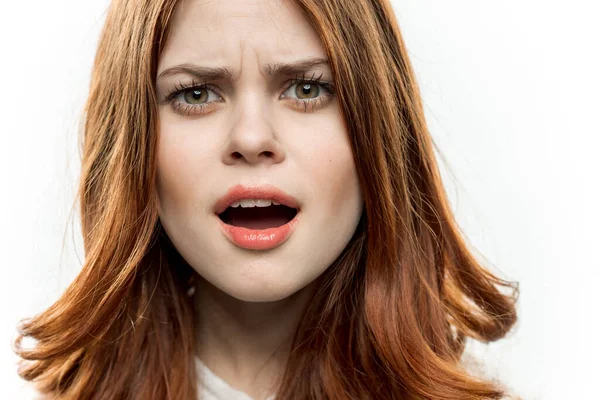 Ziemlich überrascht Frau rote Haare Gesicht Nahaufnahme Emotionen — Stockfoto