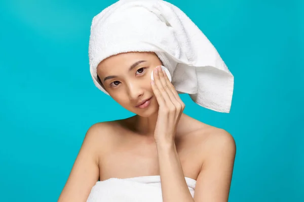 Kvinna med bara axlar ren hud handduk på huvudet blå hälsa bakgrund — Stockfoto