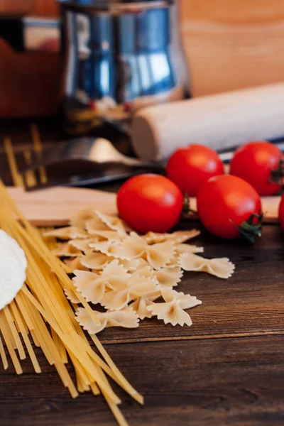 Italienische Pasta Kochen oder Kirschtomaten Küche Mittagessen — Stockfoto