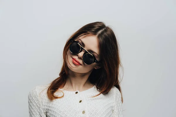 Atrakcyjna kobieta nosi okulary przeciwsłoneczne luźne włosy studio mody zbliżenie — Zdjęcie stockowe