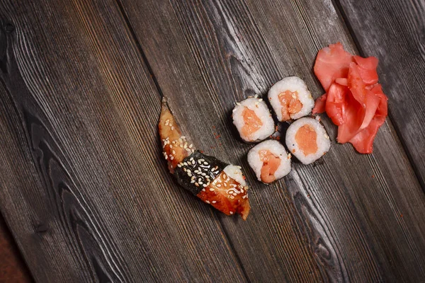Suşi kırmızı zencefilli balık lezzetli Japon mutfağı geleneği. — Stok fotoğraf