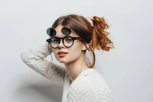 Bella donna dai capelli rossi indossando occhiali maglione bianco ritagliato vista emozione — Foto Stock