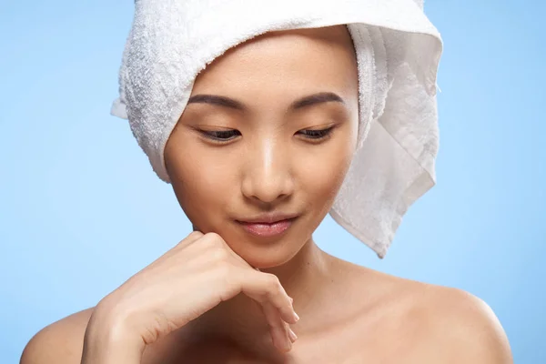 Asiatisk kvinna nakna axlar handduk på huvudet spa behandlingar närbild — Stockfoto