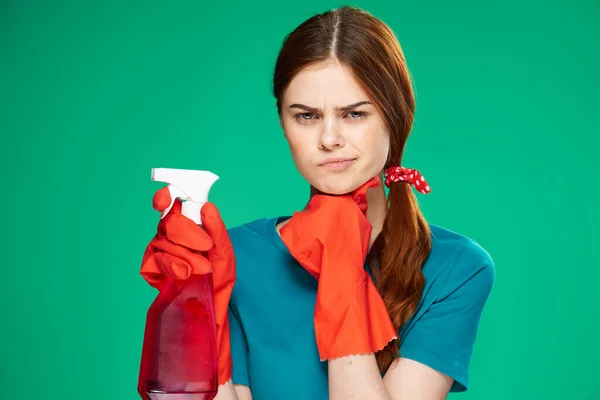 Эмоциональная женщина стиральных порошков службы по дому зеленый фон — стоковое фото