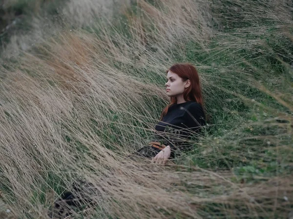 Romantique femme cheveux rouges robe noire herbe sèche automne nature — Photo