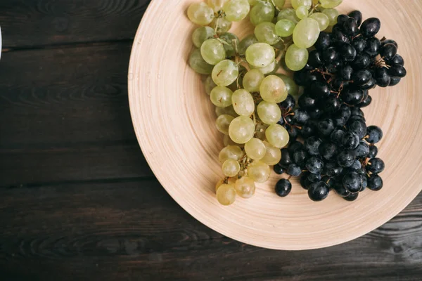 Белый и черный виноград фрукты витамины свежести деревянный фон — стоковое фото