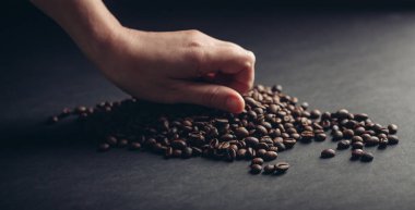 Elinde sade kahve, cappuccino içeceği, organik ürün.