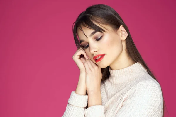 Mulher com lábios vermelhos maquiagem brilhante blusa branca cabelo longo fundo rosa — Fotografia de Stock