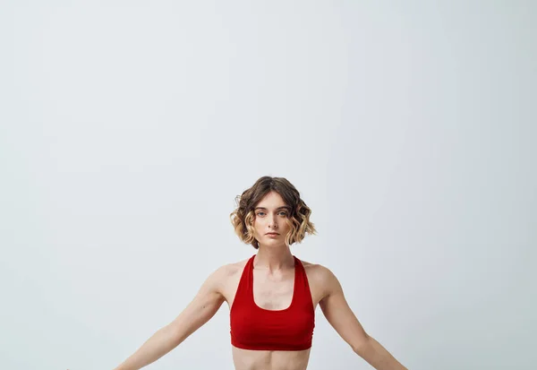 Žena ve sportovním oblečení na lehkém pozadí gesta s rukama jóga asana — Stock fotografie