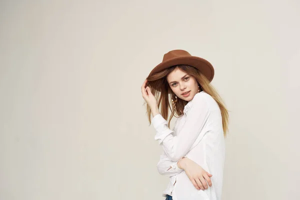 Mulher emocional usando chapéu camisa branca estúdio de moda vista recortada — Fotografia de Stock