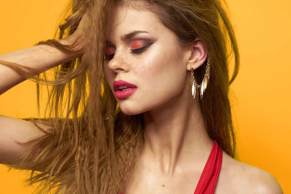 Emotionale Frau welliges Haar hell Make-up Lebensstil gelb Hintergrund — Stockfoto