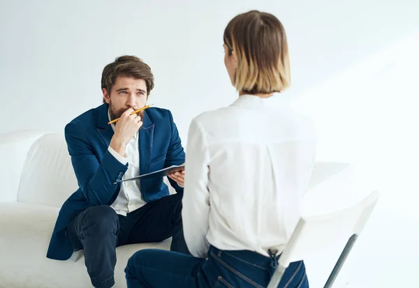 Hombre y mujer se sientan en el sofá compañeros de trabajo estilo de vida trabajo en equipo —  Fotos de Stock