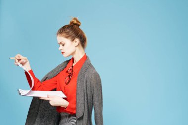 Ceketli iş kadını resmi finans uzmanını belgeledi