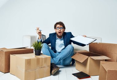 İş adamı, profesyonel ofis kutularını boşaltan belgeleri belgeliyor.