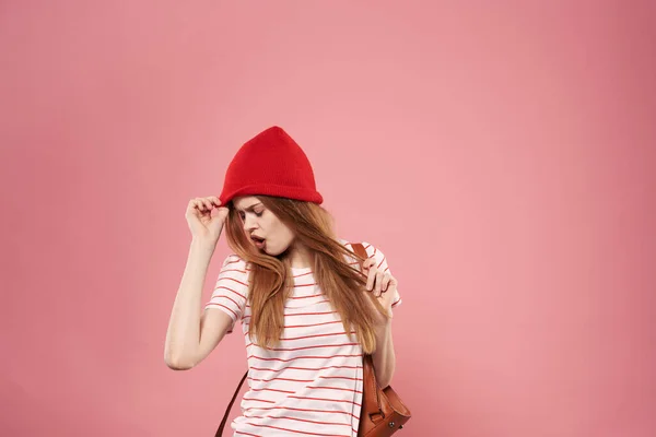 핑크 색반 배경 모자를 쓰고 멋지게 꾸미고 있는 여성 — 스톡 사진