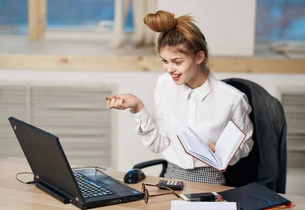 Geschäftsfrau Arbeit müde Bürotechnologie Executive — Stockfoto