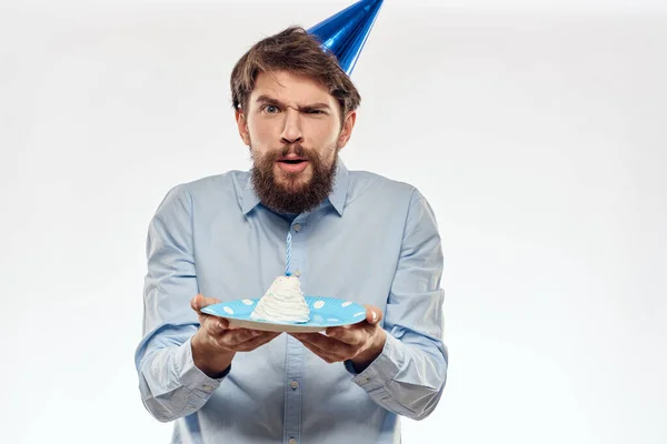 Feliz chico con pastel de cumpleaños fondo blanco Compacta fiesta corporativa barba recortada ver — Foto de Stock