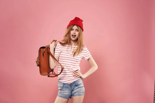 Жінка мода жінка стиль життя студійний рюкзак весело синій рожевий фон — стокове фото