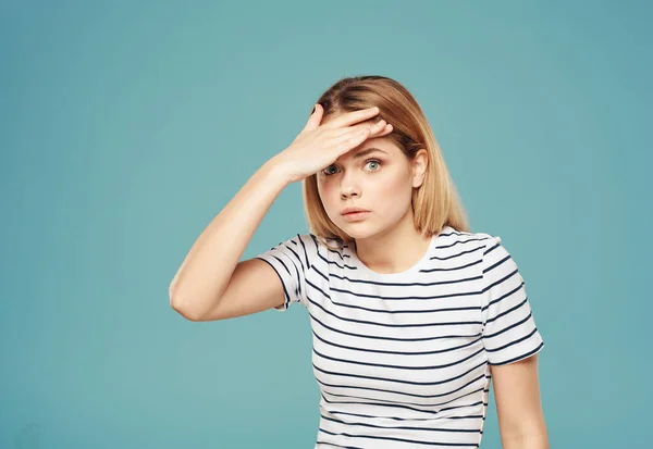 Empörte blonde Frau verwirrt Blick Emotion Modell gestikuliert mit den Händen — Stockfoto