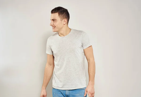 Bello uomo in t-shirt e jeans alla moda vestiti ritagliato vista — Foto Stock