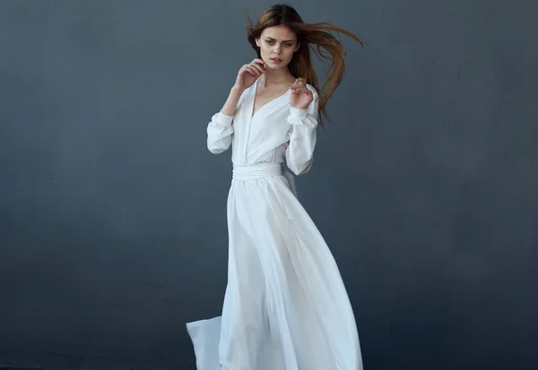 Attraente donna bianco abito glamour lusso studio grigio sfondo lusso — Foto Stock